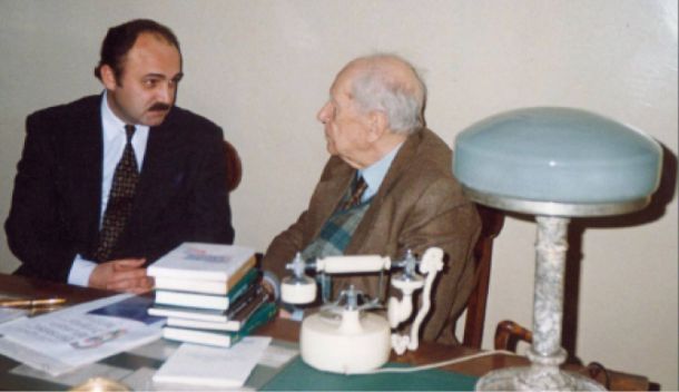 Профессор М. М. Решетников обсуждает с академиком Д. С. Лихачевым идею  создания Института (1990) 